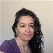 Profesora de artes visuales, dicta clases a niños, niñas y adultos, desde los 10 años en adelante